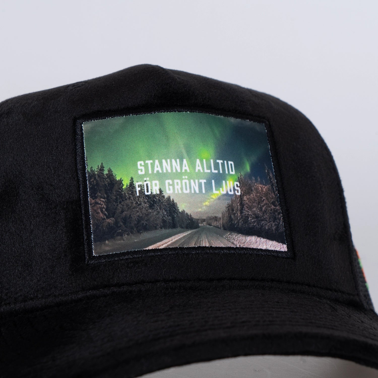 NORRSKEN VELVET TRUCKER CAP - BLACK