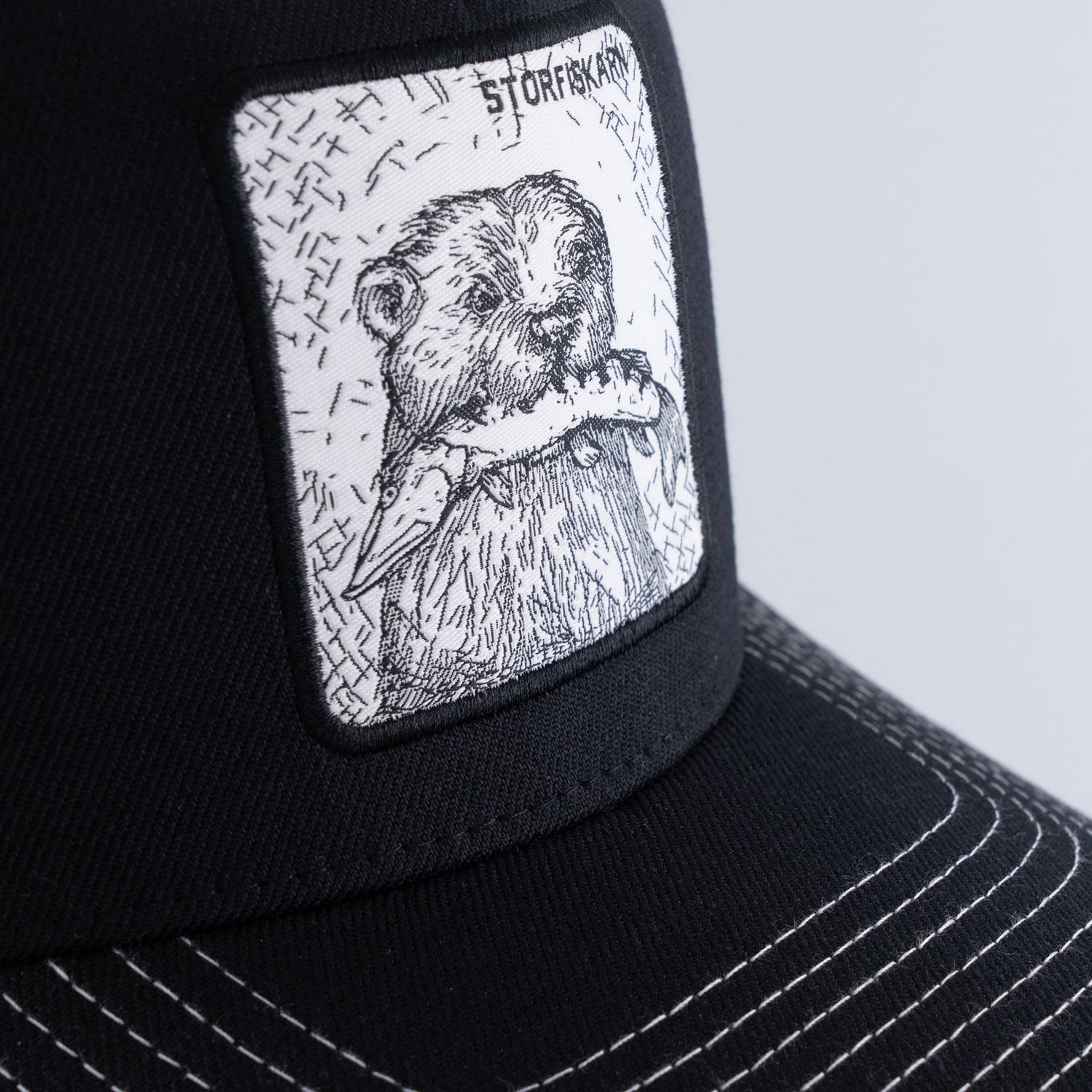 STORFISKARN TRUCKER CAP - HOOKED BLACK