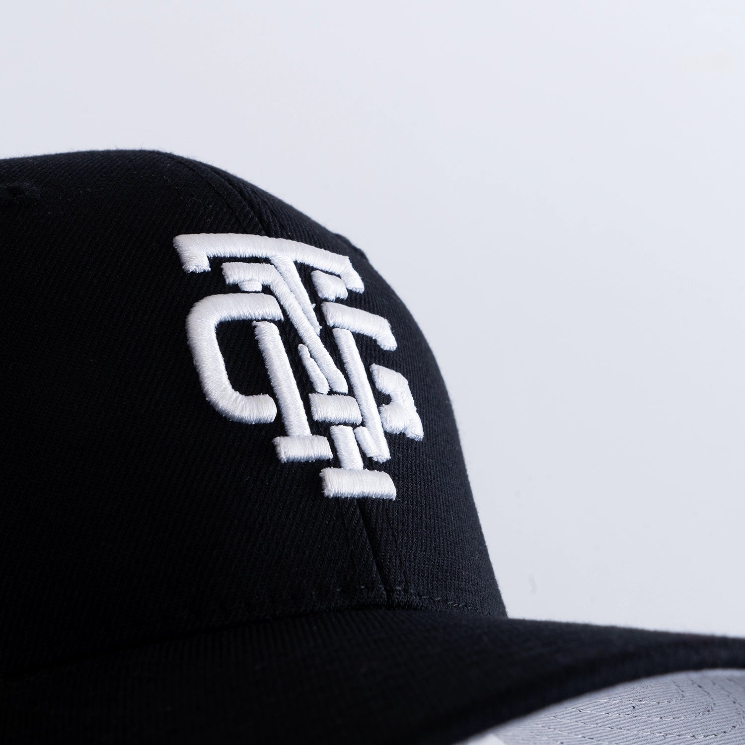 SYMBOL FITTED CAP - HOOKED BLACK